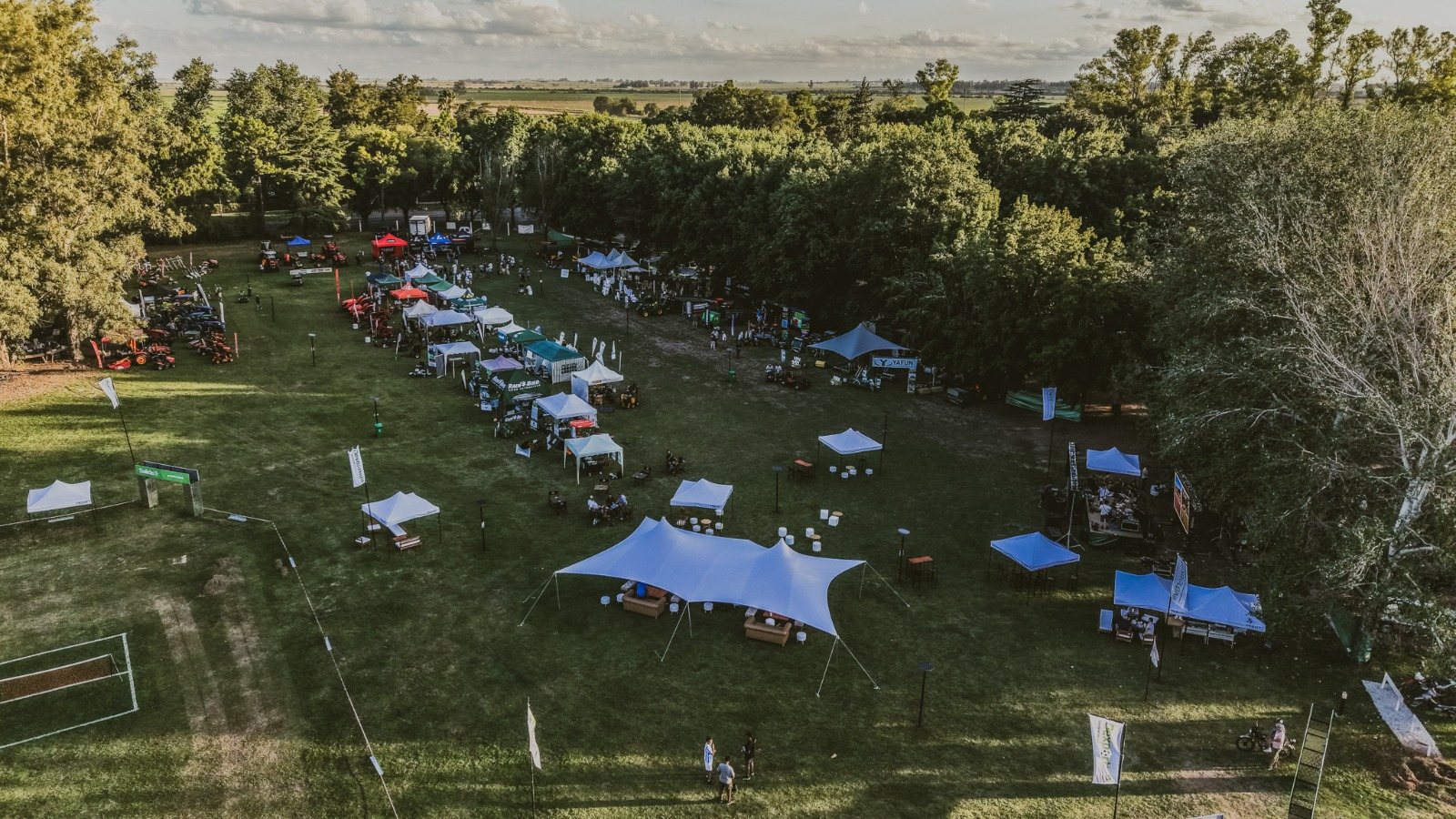 Vista aérea del predio de Dexportiva con stands y equipos sobre el césped
