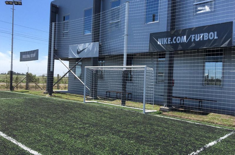 Cancha de césped sintético con arco y cerco perimetral en el complejo Sampaolesi